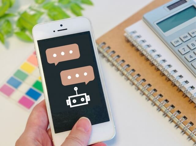 スマホでチャットボットと会話する様子