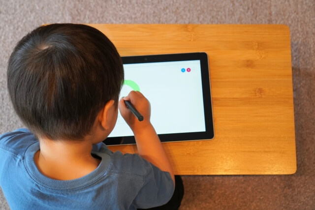 タブレットで絵を描く子供の後ろ姿