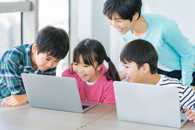 子供たちがパソコンを使い学ぶ様子