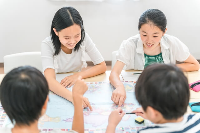 グループワークで知識を共有する子供たち