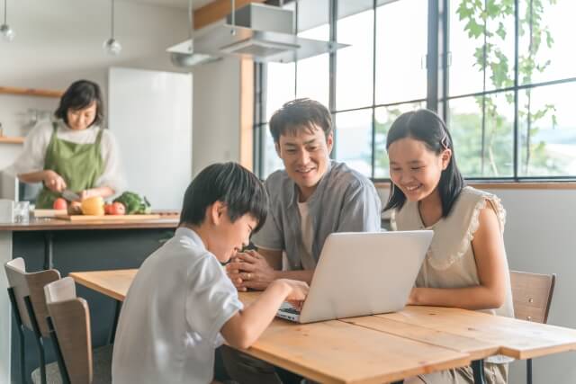 家族が楽しむリビングの風景