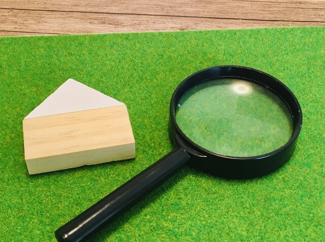 虫眼鏡と積み木で探究心を象徴