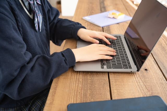 カフェでノートパソコンを操作する人