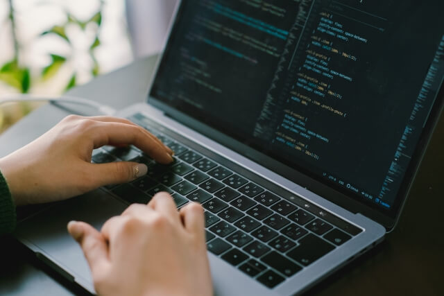 プログラマーがコードを書く様子