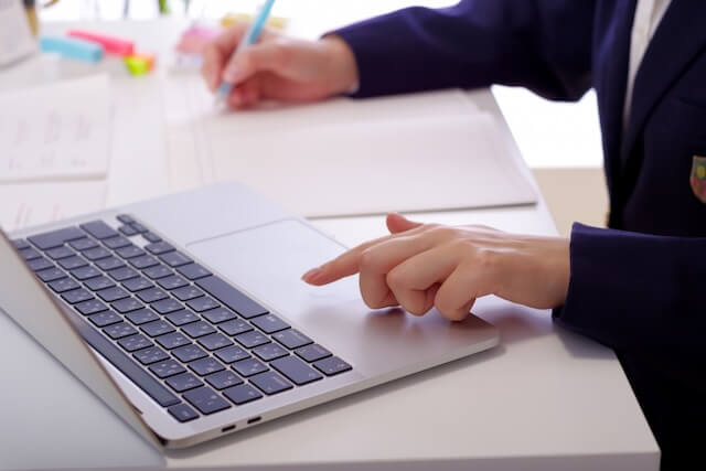 ノートパソコンで課題に取り組む学生