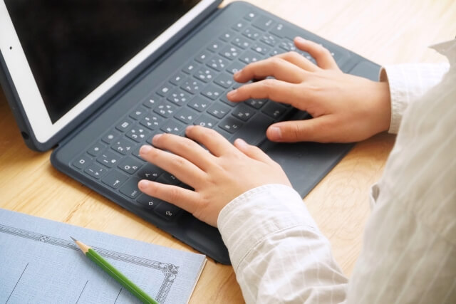 タブレットで文字を入力する様子